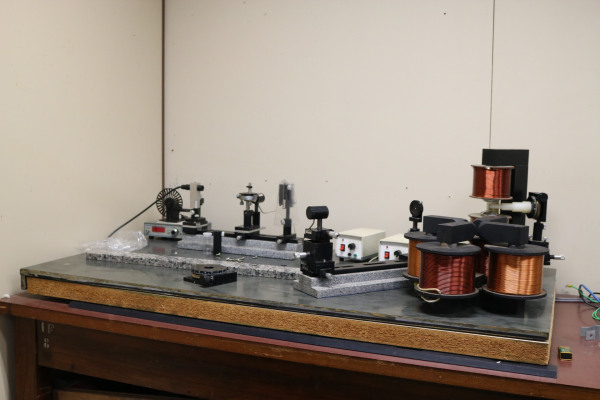 Sistema MOKER (Magneto-transmissividade e Magnetometria Óptica por Efeito Kerr)